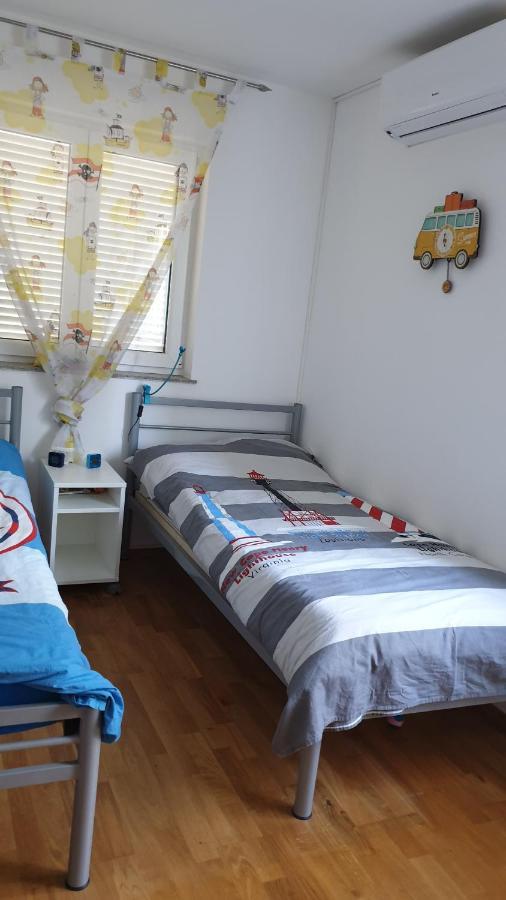 Beachfront Apartmant Veli ノヴィ・ヴィノドロスキー エクステリア 写真